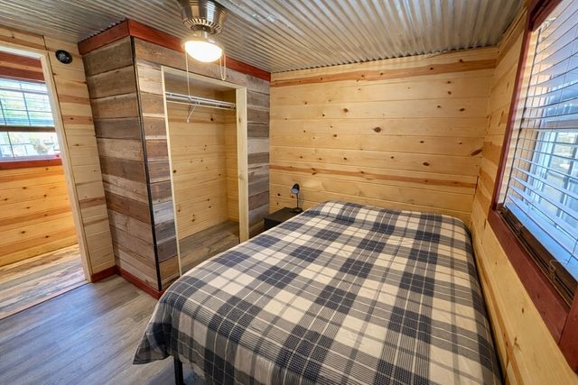 664 Russ Valley Rd, Lobelville, TN 37097