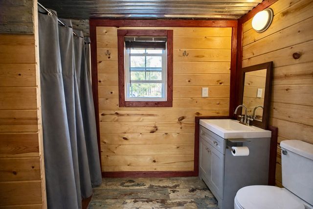 664 Russ Valley Rd, Lobelville, TN 37097