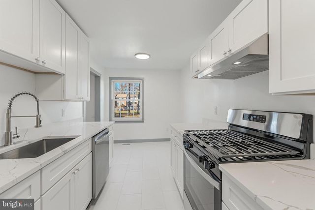 14811 PALMERSTON SQ, Centreville, VA 20120