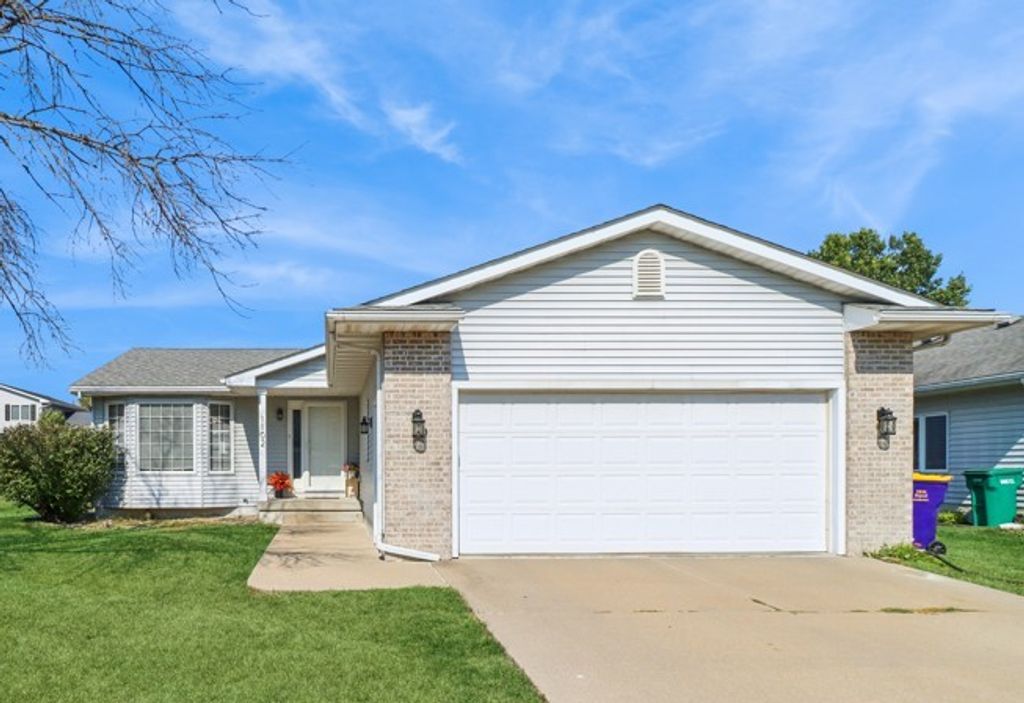 1102 E Henderson Place, Indianola, IA 50125
