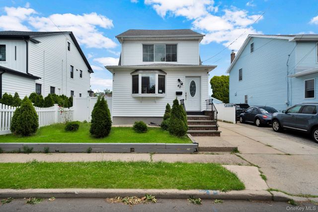 40 S 16 S, New Hyde Park, NY 11040