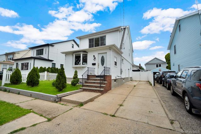 40 S 16 S, New Hyde Park, NY 11040