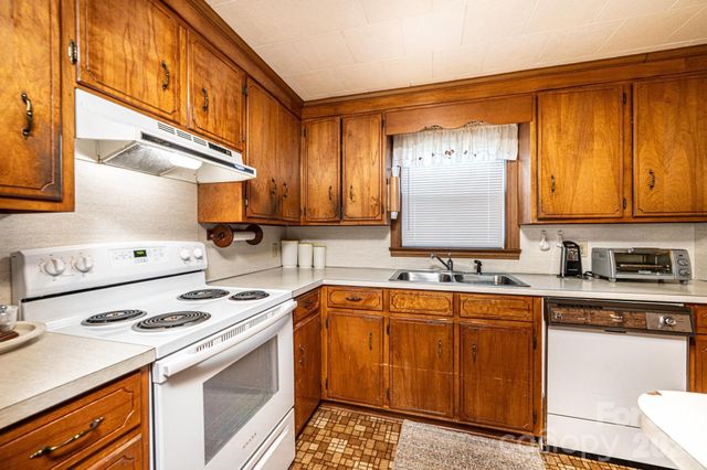 452 Swanson Drive SW, Lenoir, NC 28645