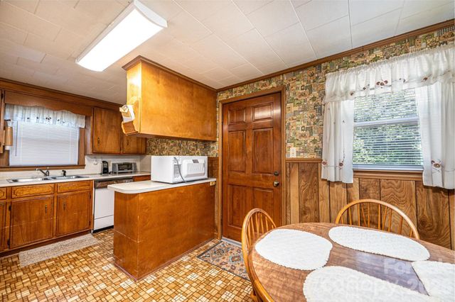 452 Swanson Drive SW, Lenoir, NC 28645