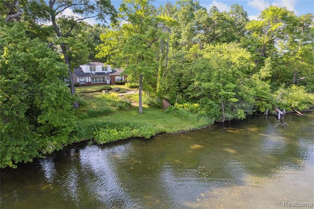 4300 W Bacon Road, Hillsdale, MI 49242