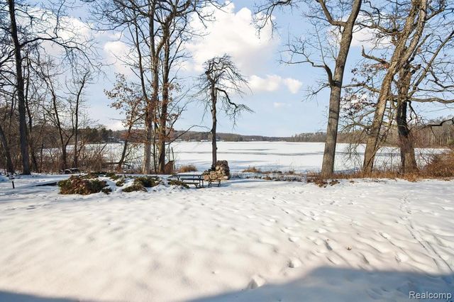 4300 W Bacon Road, Hillsdale, MI 49242