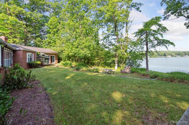 4300 W Bacon Road, Hillsdale, MI 49242