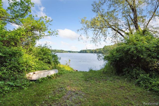 4300 W Bacon Road, Hillsdale, MI 49242