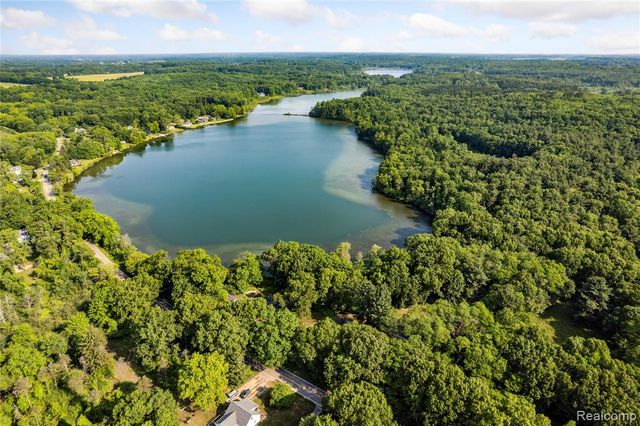 4300 W Bacon Road, Hillsdale, MI 49242