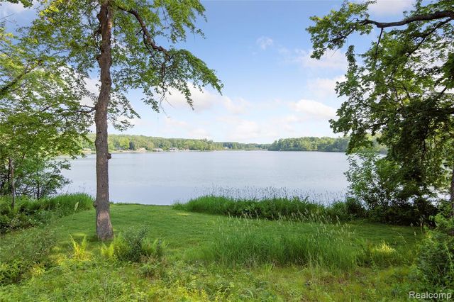 4300 W Bacon Road, Hillsdale, MI 49242