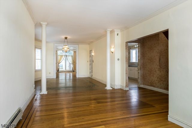 31 6Th Ave, Clifton City, NJ 07011