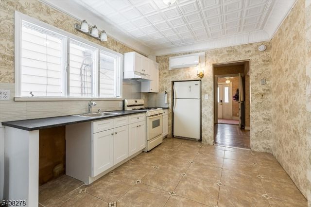 31 6Th Ave, Clifton City, NJ 07011