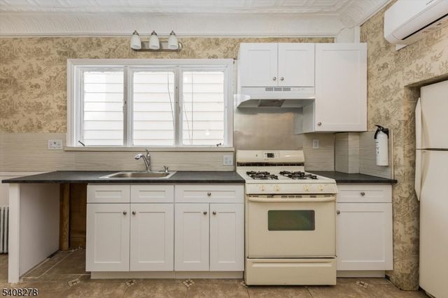 31 6Th Ave, Clifton City, NJ 07011