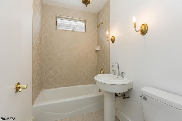 31 6Th Ave, Clifton City, NJ 07011