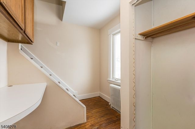 31 6Th Ave, Clifton City, NJ 07011