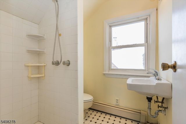 31 6Th Ave, Clifton City, NJ 07011