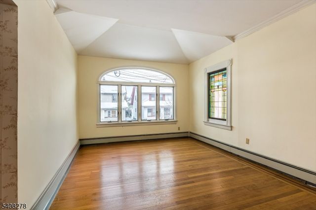 31 6Th Ave, Clifton City, NJ 07011