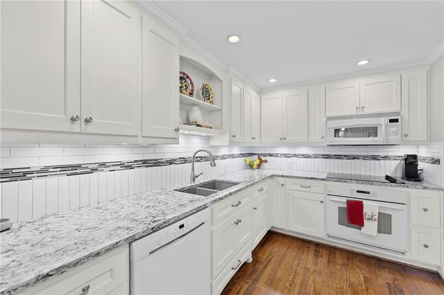 5523 Chadwick Road, Fairway, KS 66205