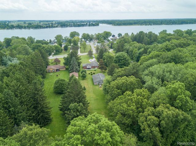 9404 River Road, Algonac, MI 48001