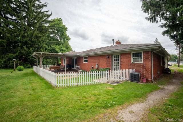 9404 River Road, Algonac, MI 48001