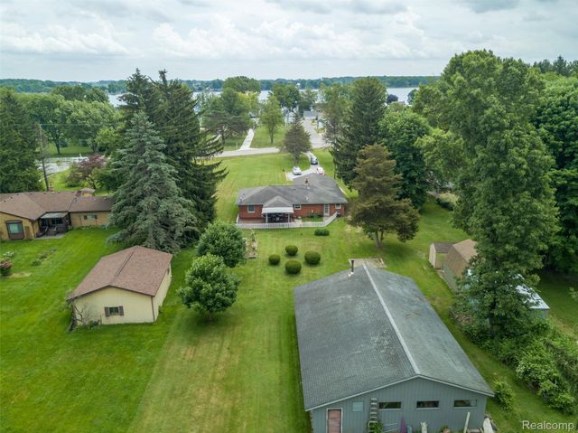 9404 River Road, Algonac, MI 48001