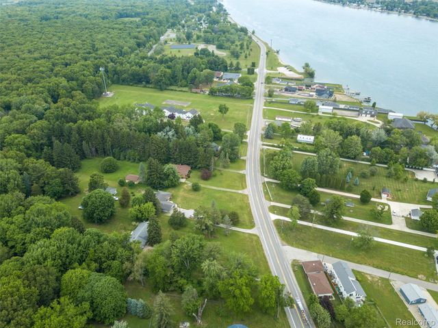 9404 River Road, Algonac, MI 48001