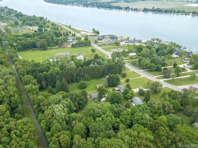 9404 River Road, Algonac, MI 48001