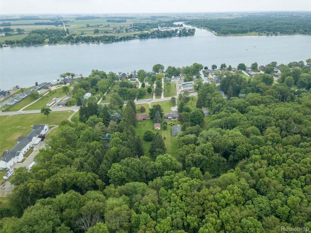 9404 River Road, Algonac, MI 48001