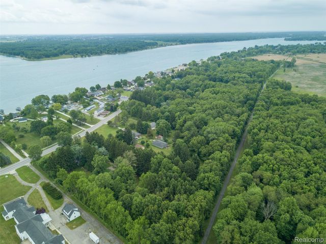9404 River Road, Algonac, MI 48001