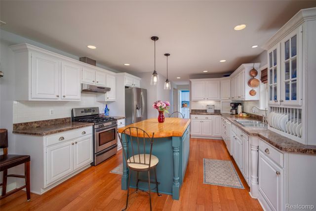 9404 River Road, Algonac, MI 48001