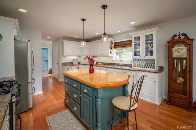 9404 River Road, Algonac, MI 48001