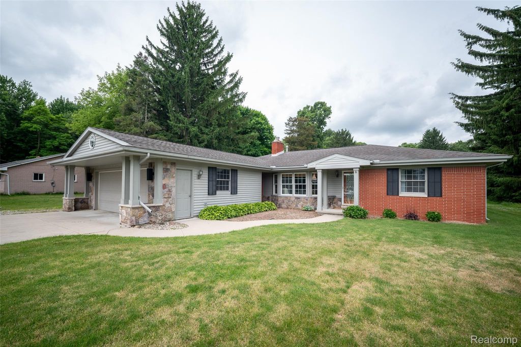 9404 River Road, Algonac, MI 48001