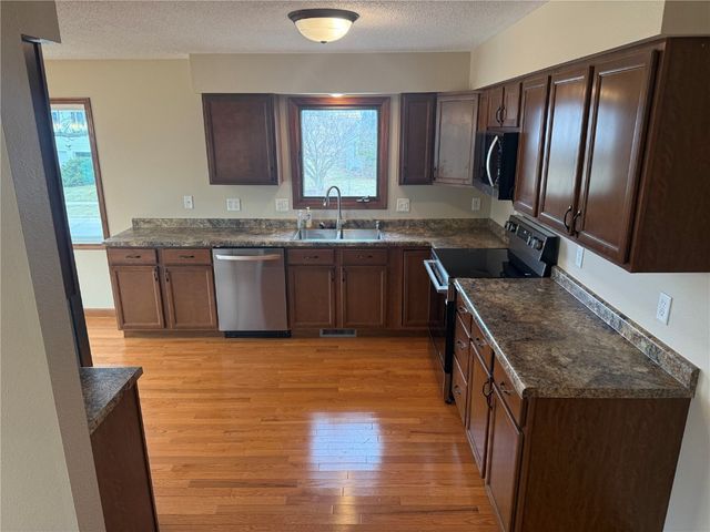 1500 Pleasantview Drive, Marion, IA 52302