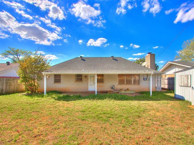 118 Brookside Drive, Moore, OK 73160