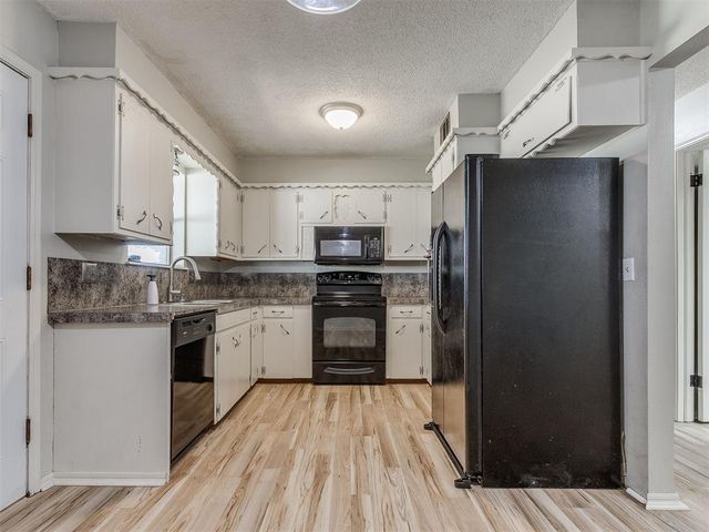 118 Brookside Drive, Moore, OK 73160