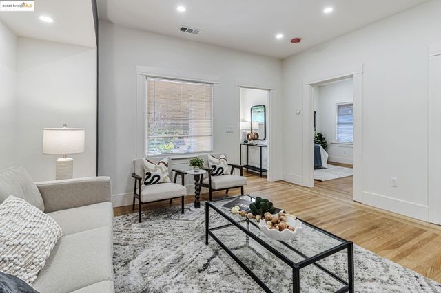 5614 Dover St, Oakland, CA 94609