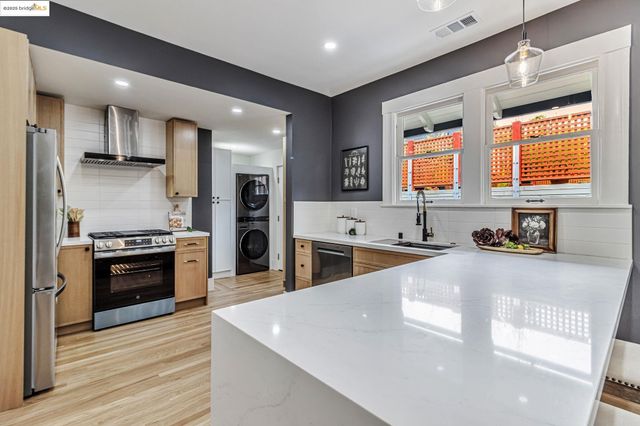 5614 Dover St, Oakland, CA 94609