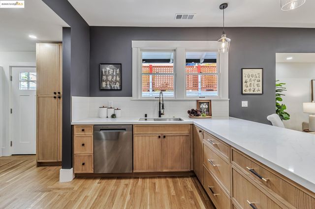 5614 Dover St, Oakland, CA 94609