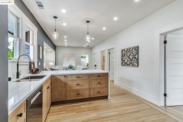 5614 Dover St, Oakland, CA 94609