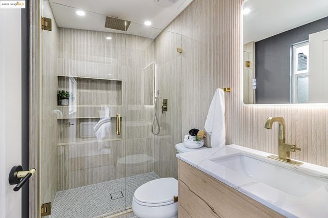 5614 Dover St, Oakland, CA 94609