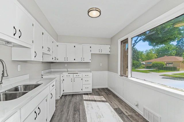 3400 S 8th AVENUE, Racine, WI 53402