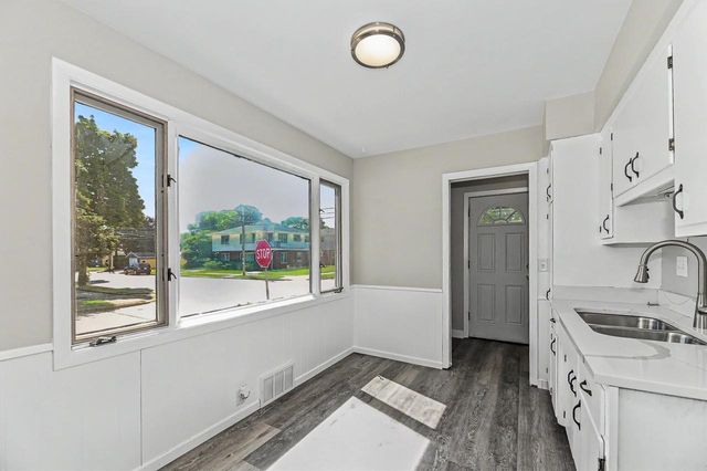 3400 S 8th AVENUE, Racine, WI 53402
