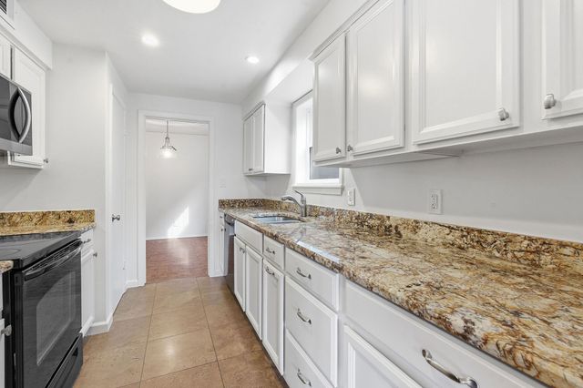 6631 Valleyside RD, Austin, TX 78731