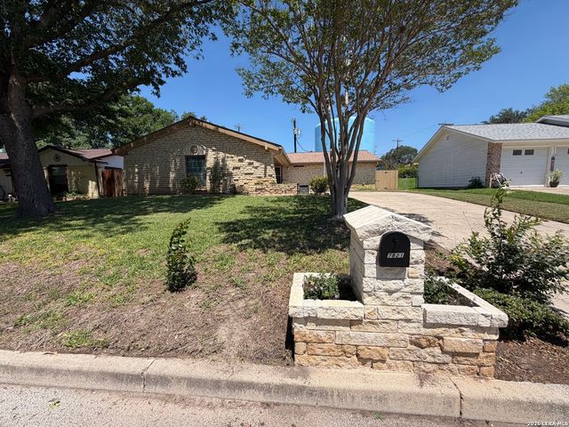 7821 VILLAGE OAK DR, Live Oak, TX 78233