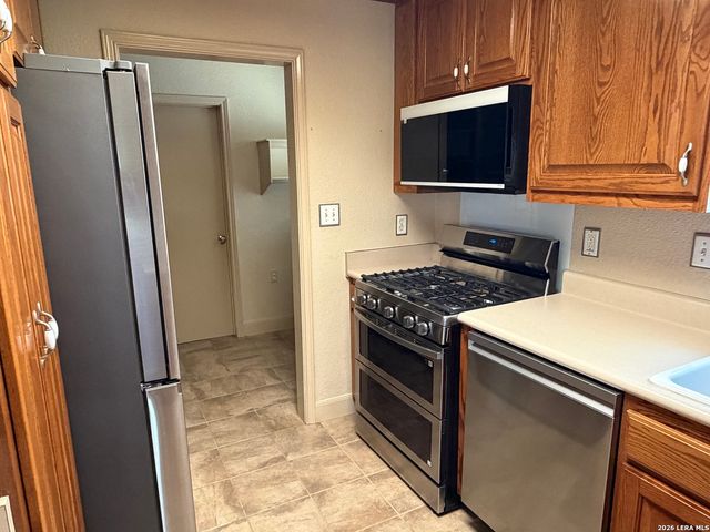 7821 VILLAGE OAK DR, Live Oak, TX 78233