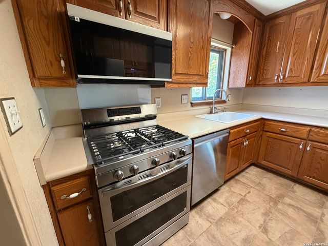 7821 VILLAGE OAK DR, Live Oak, TX 78233