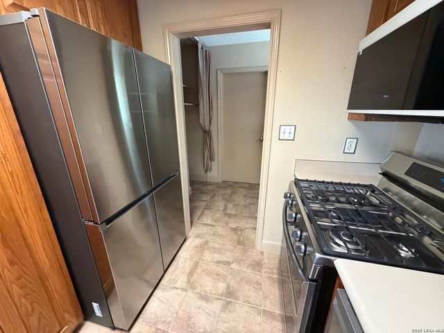 7821 VILLAGE OAK DR, Live Oak, TX 78233