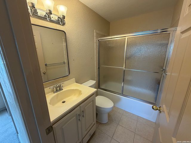 7821 VILLAGE OAK DR, Live Oak, TX 78233