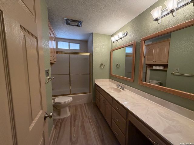 7821 VILLAGE OAK DR, Live Oak, TX 78233