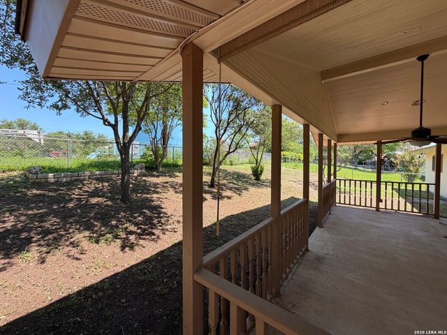 7821 VILLAGE OAK DR, Live Oak, TX 78233